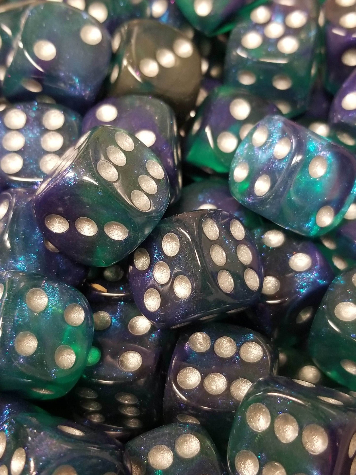 Blue & Green 16mm Glitter Pipped Dice -