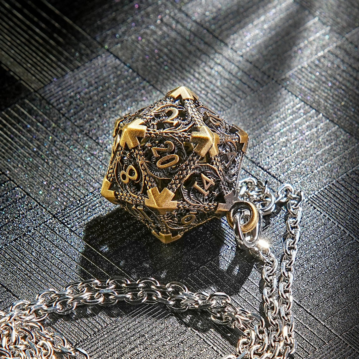 Multicolor Metal Hollow D20 Dice Necklace、Keychain + Mini DND Dice Set