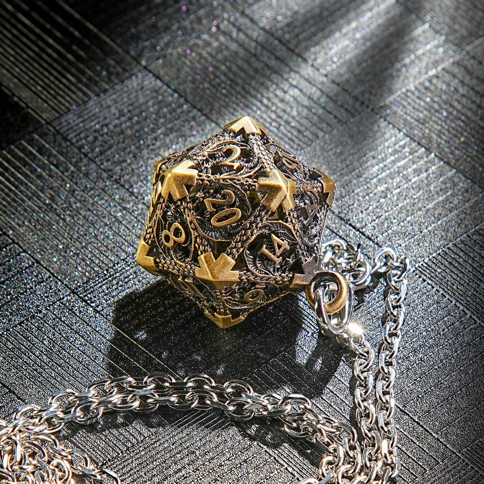 Multicolor Metal Hollow D20 Dice Necklace、Keychain + Mini DND Dice Set