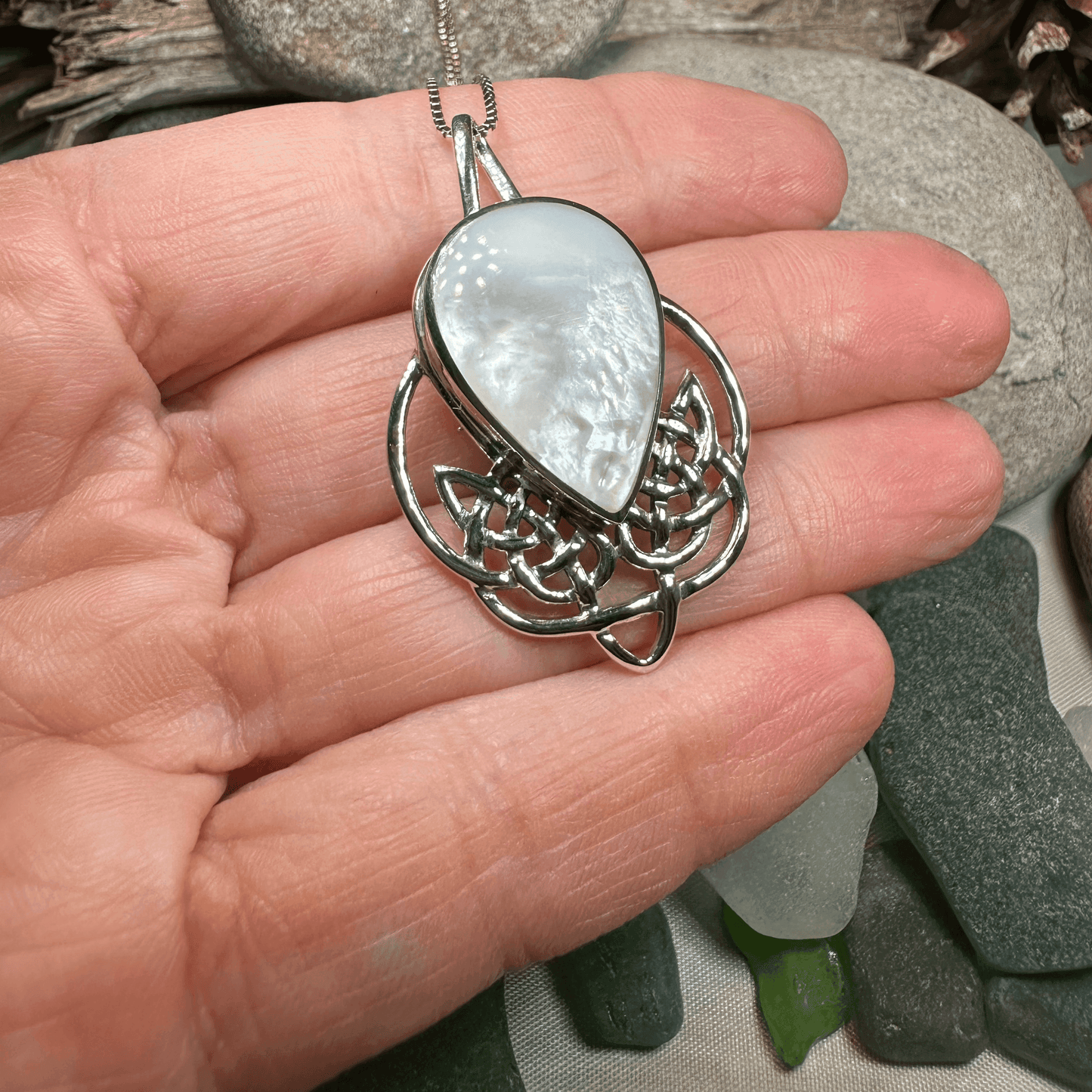 Tobermory Celtic Knot Necklace - Abalone Shell / 18