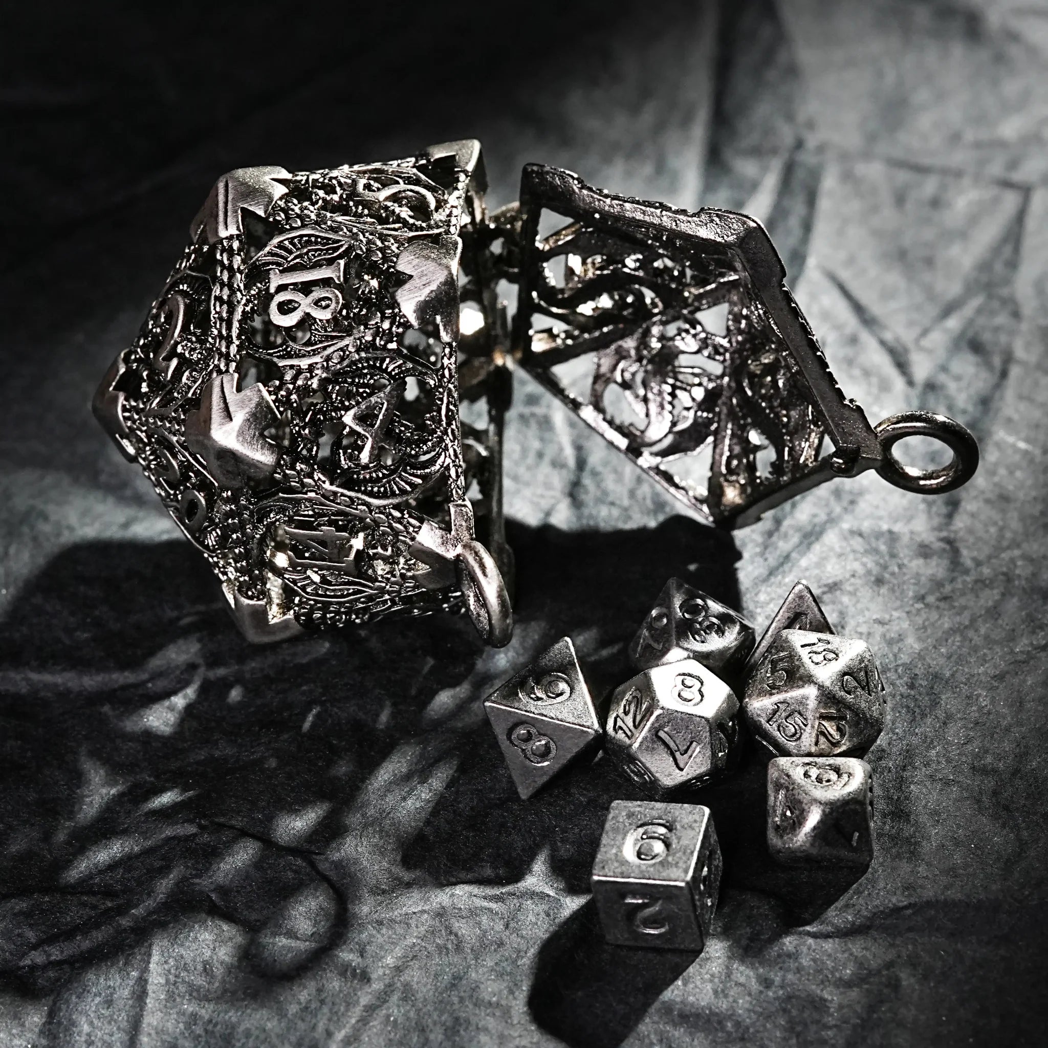 Multicolor Metal Hollow D20 Dice Necklace、Keychain + Mini DND Dice Set