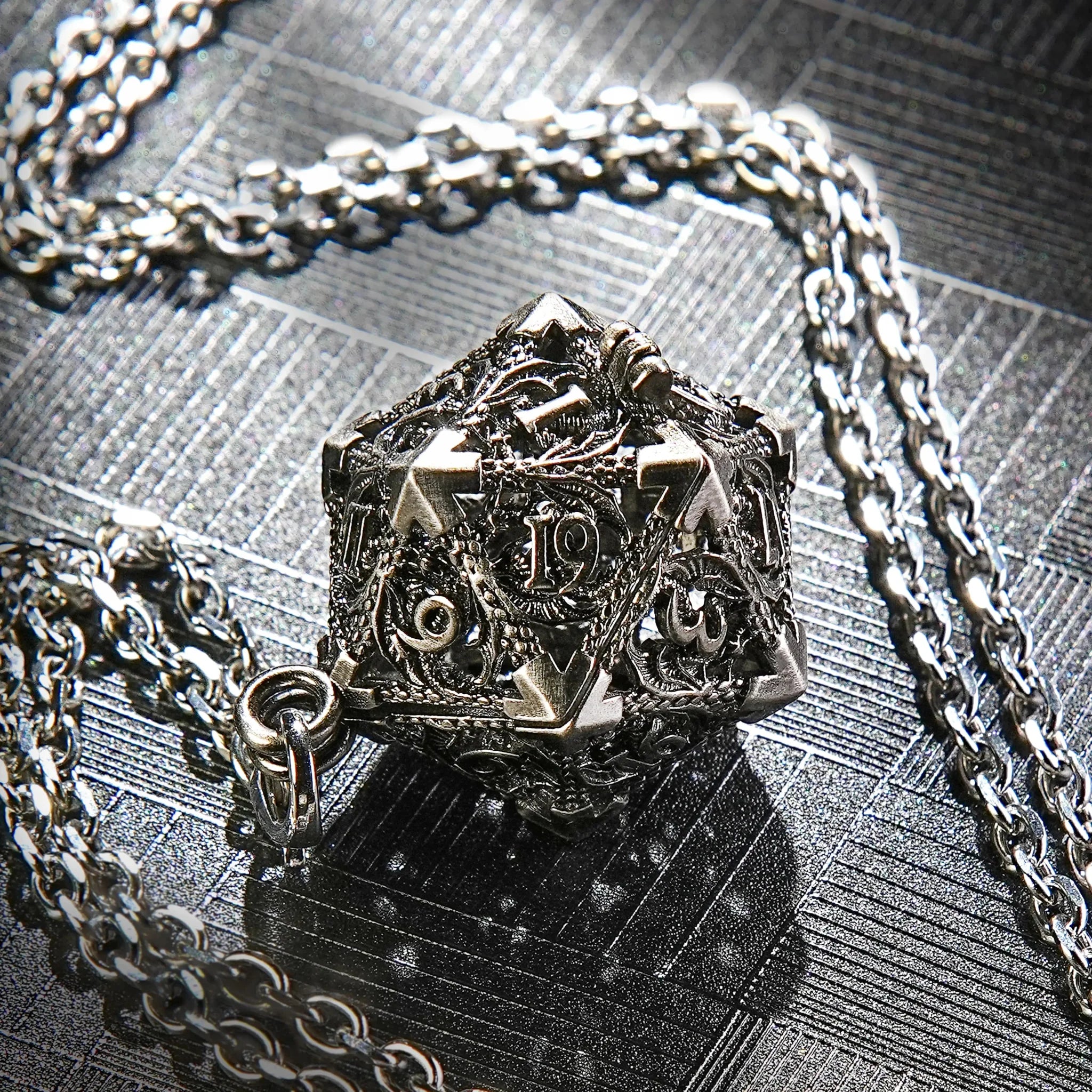Multicolor Metal Hollow D20 Dice Necklace、Keychain + Mini DND Dice Set