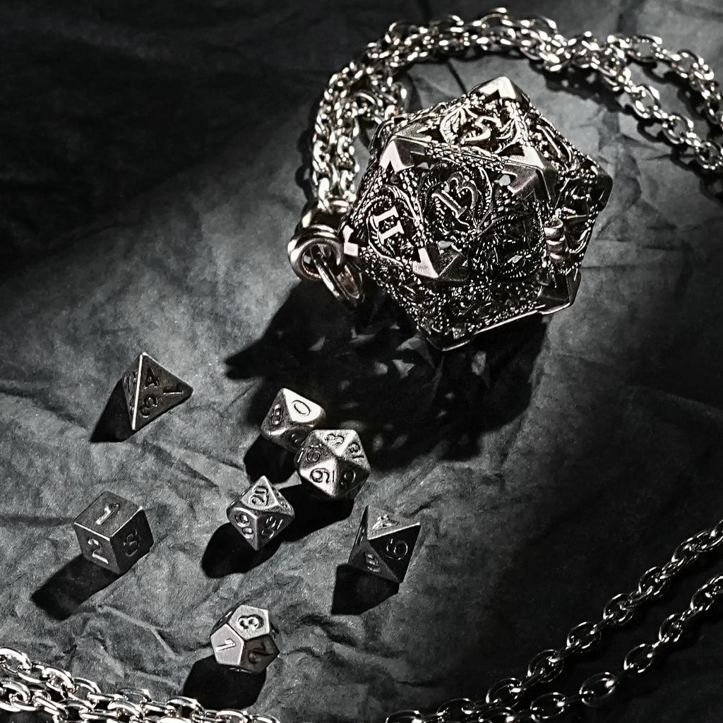 Multicolor Metal Hollow D20 Dice Necklace、Keychain + Mini DND Dice Set