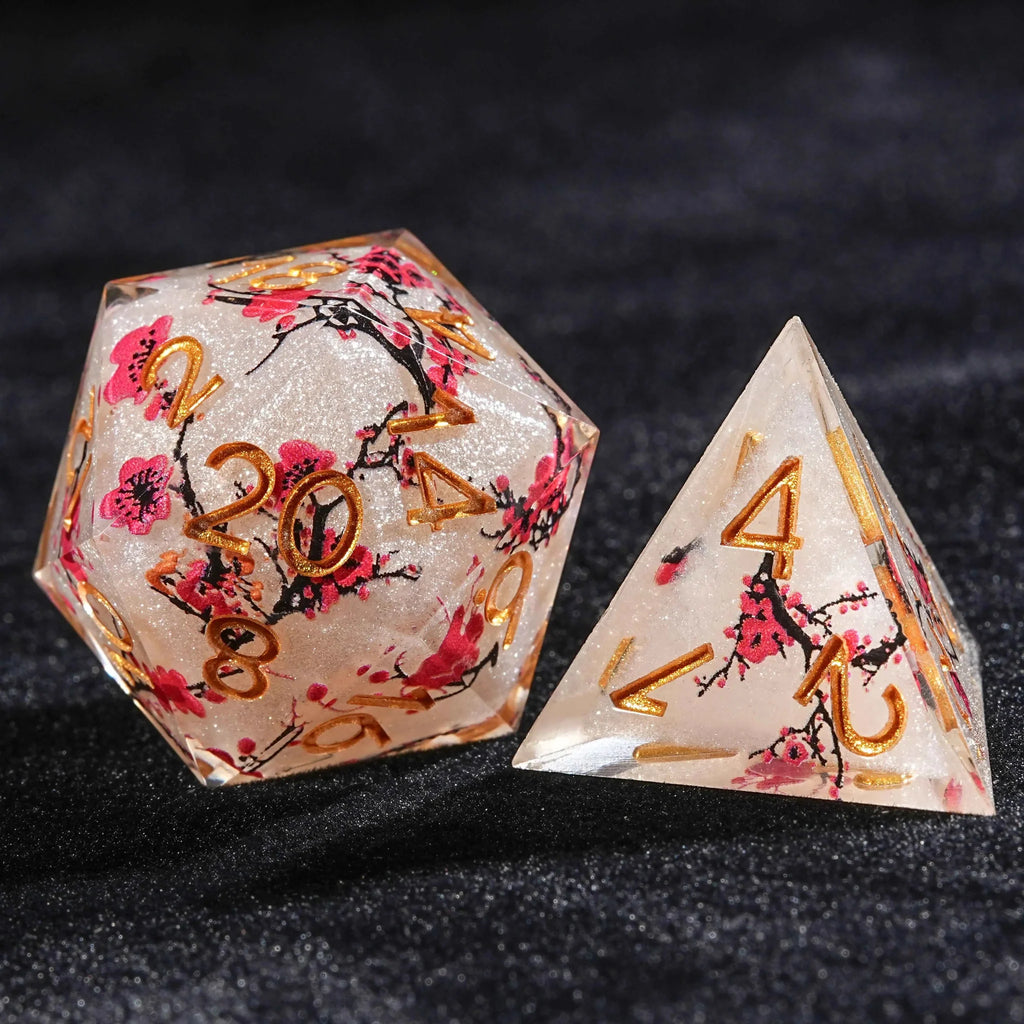 Sharp-edged plum blossom resin DND dice set + gold numbers
