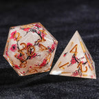 Sharp-edged plum blossom resin DND dice set + gold numbers