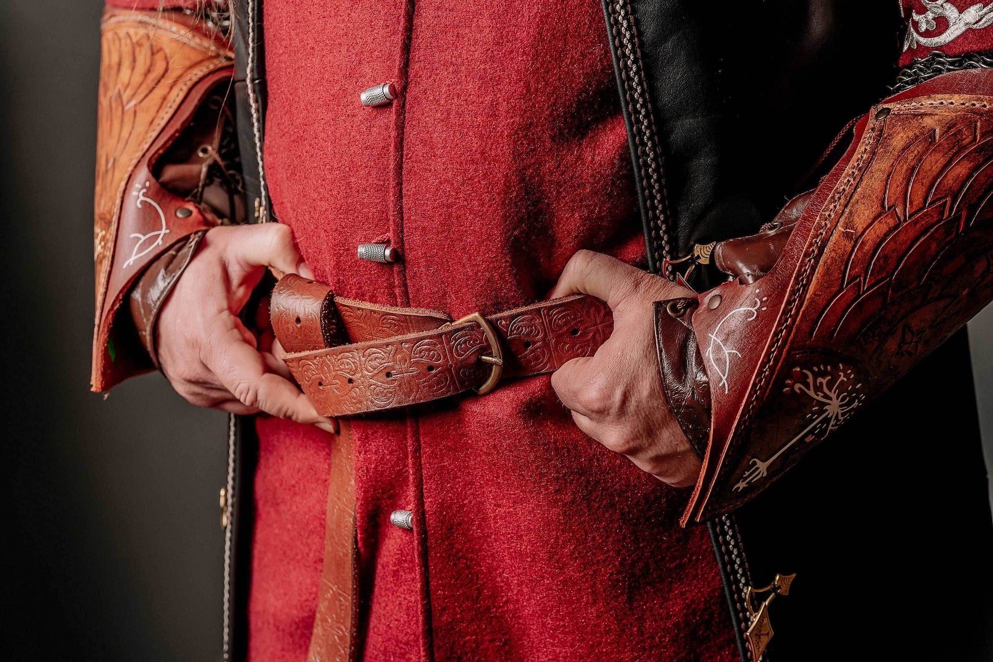 Boromir leather bracers (Lord of the Rings) - brown (as pictured) / For one hand