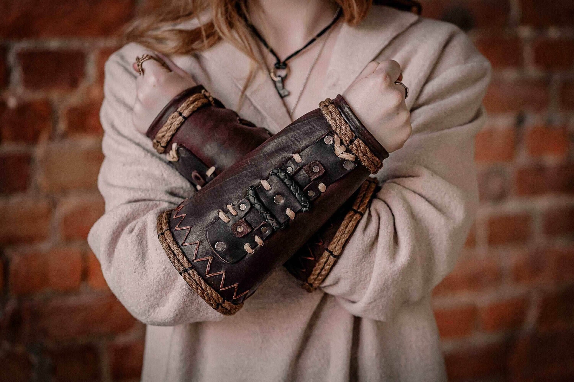 Celtic leather bracers - Black (like foto) / For one hand