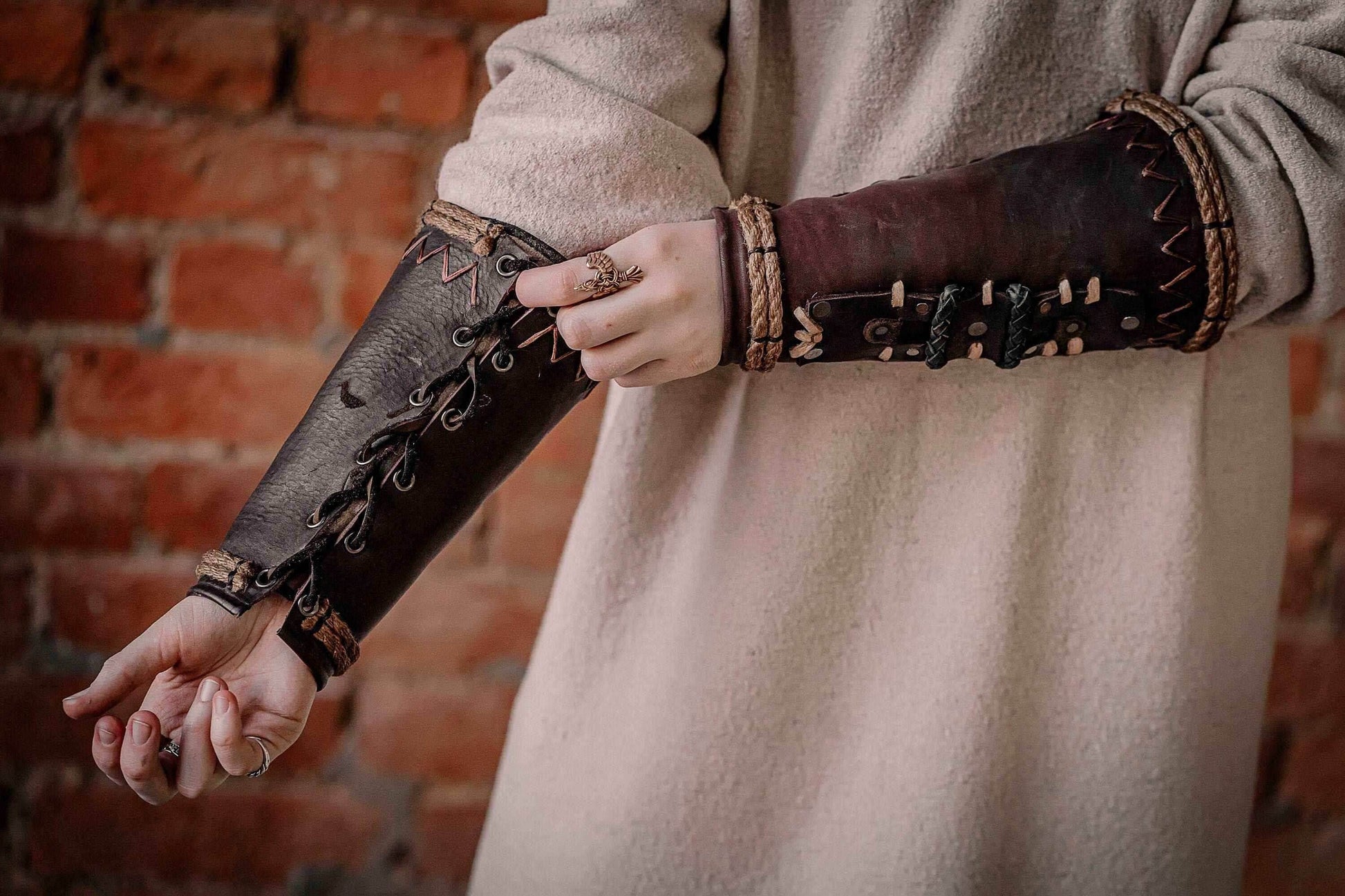 Celtic leather bracers - Black (like foto) / For one hand