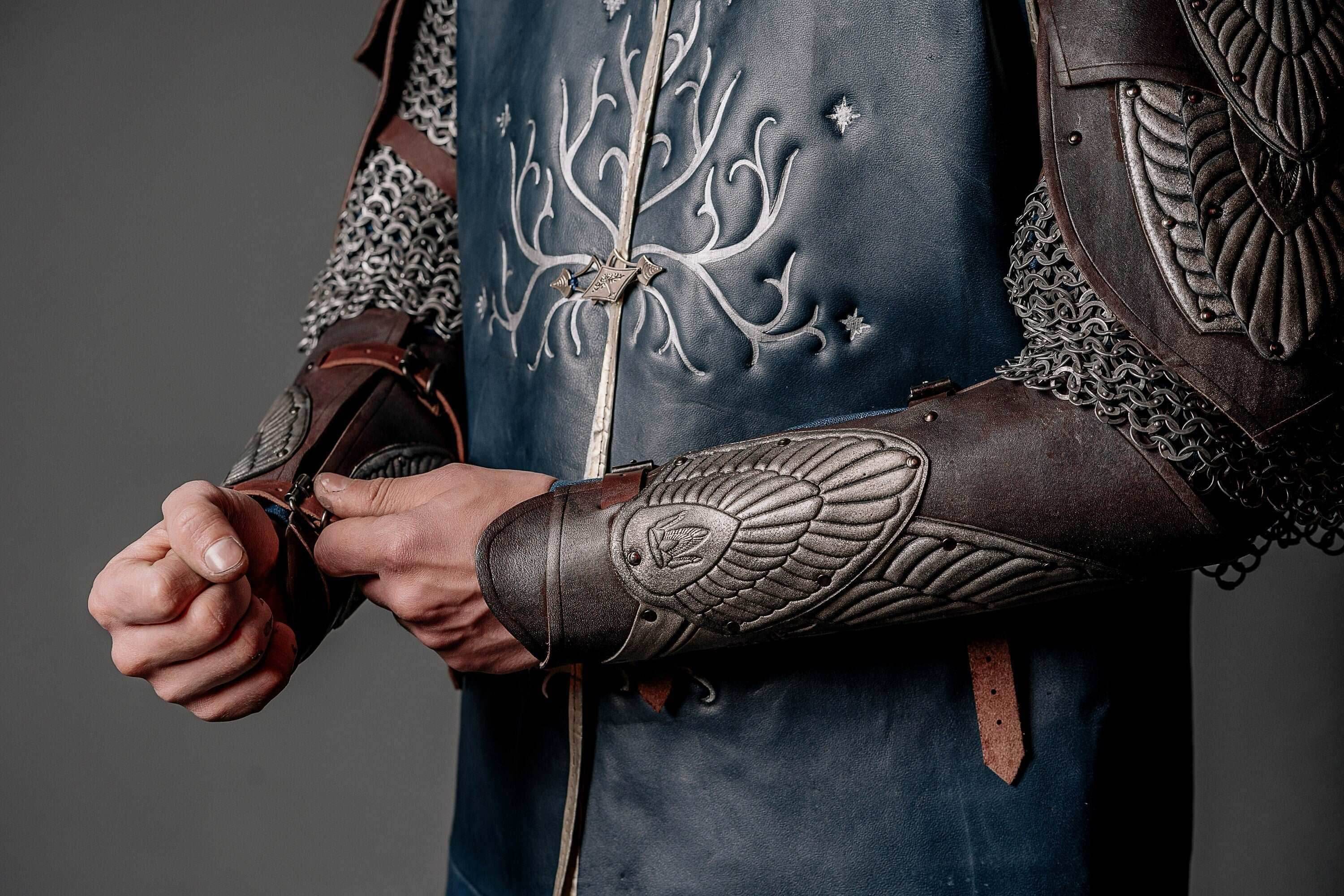 Aragorn's King bracers (Lord of the Rings) - brown (as pictured) / For one hand