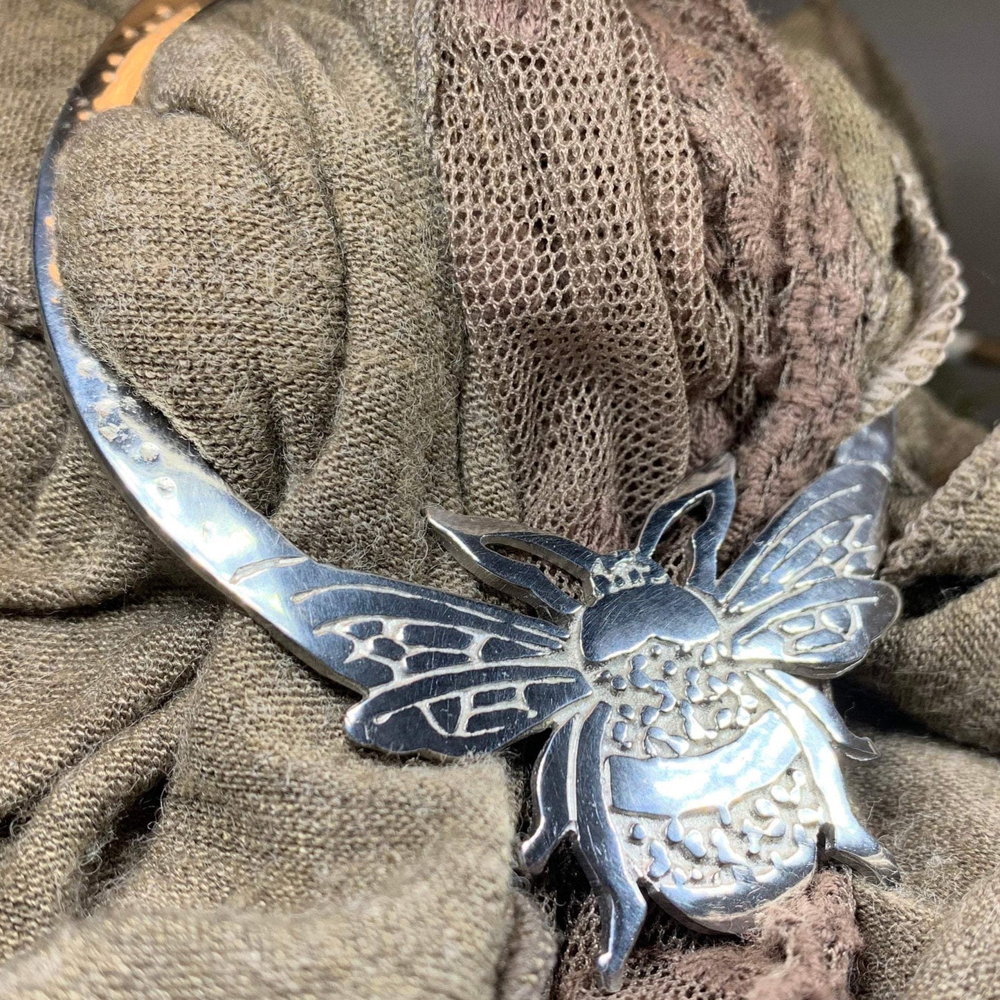 Bonnie Bee Scarf Ring