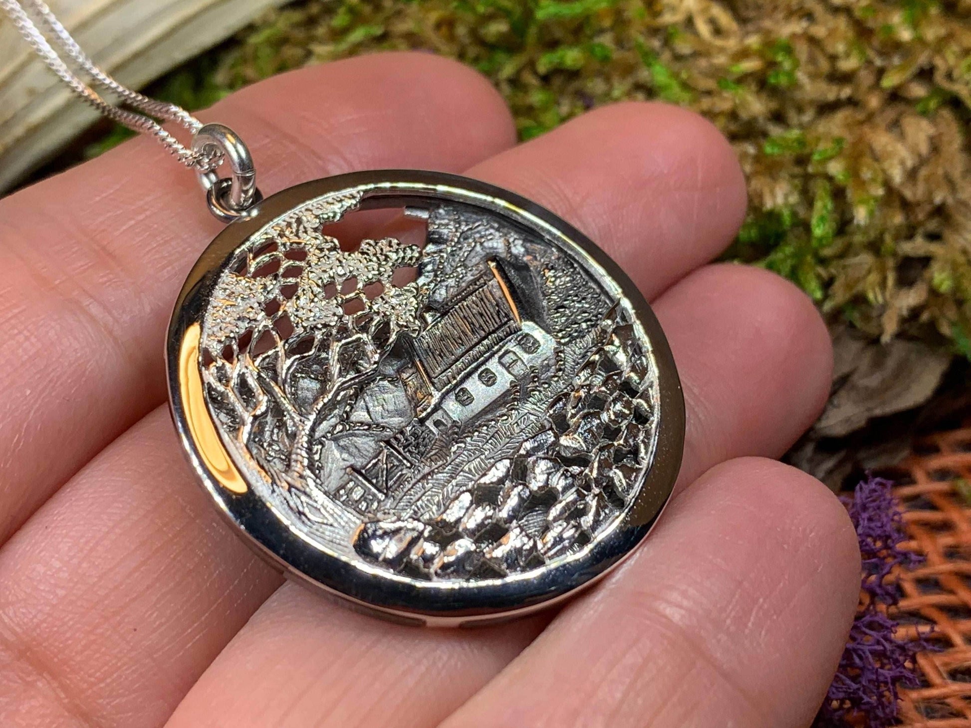 Quiet Man Irish Cottage Necklace - 18