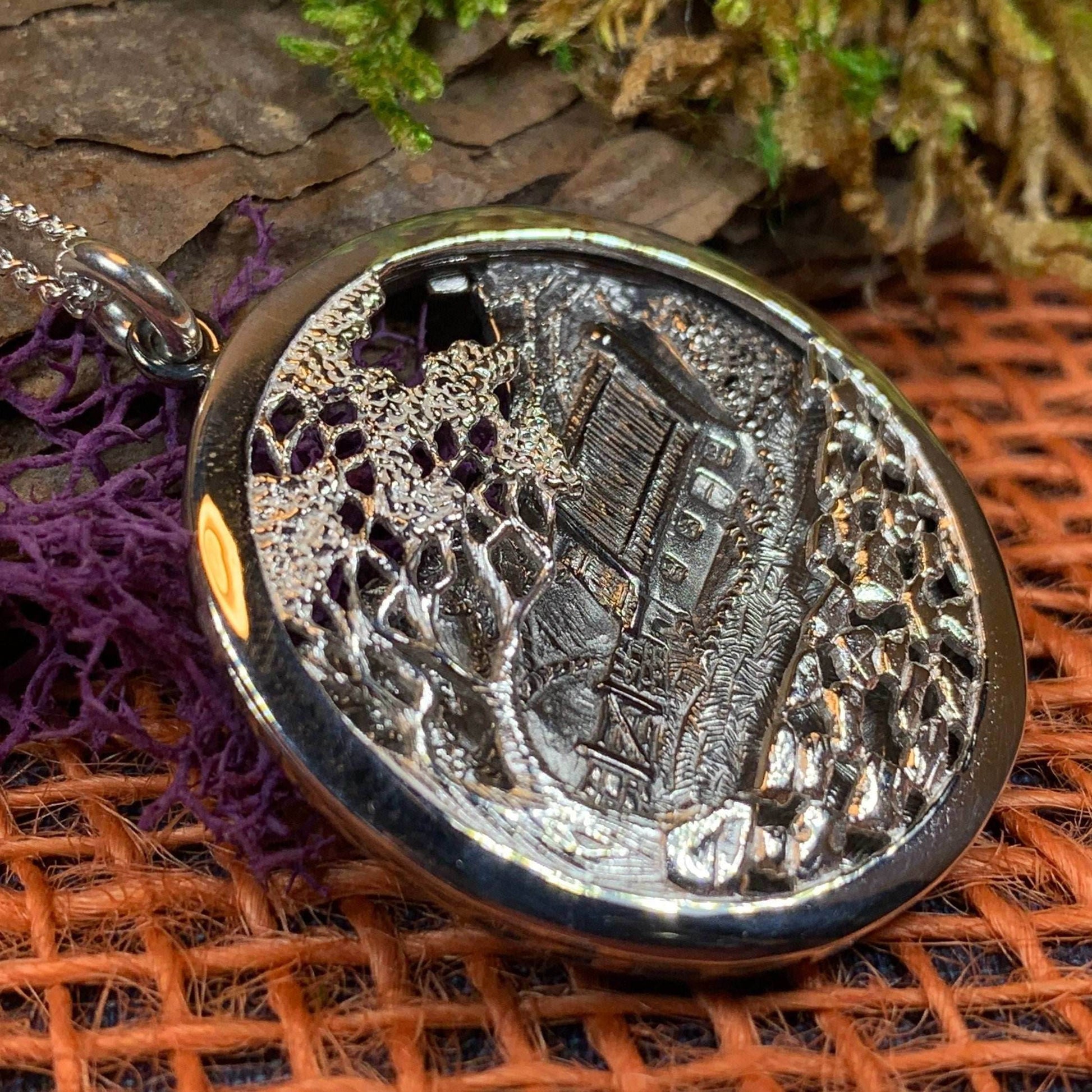Quiet Man Irish Cottage Necklace - 18