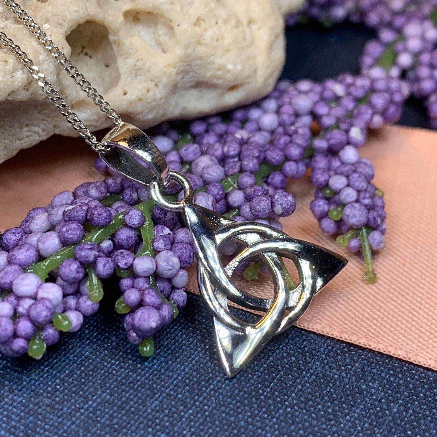 Elaine Trinity Knot Necklace - 18
