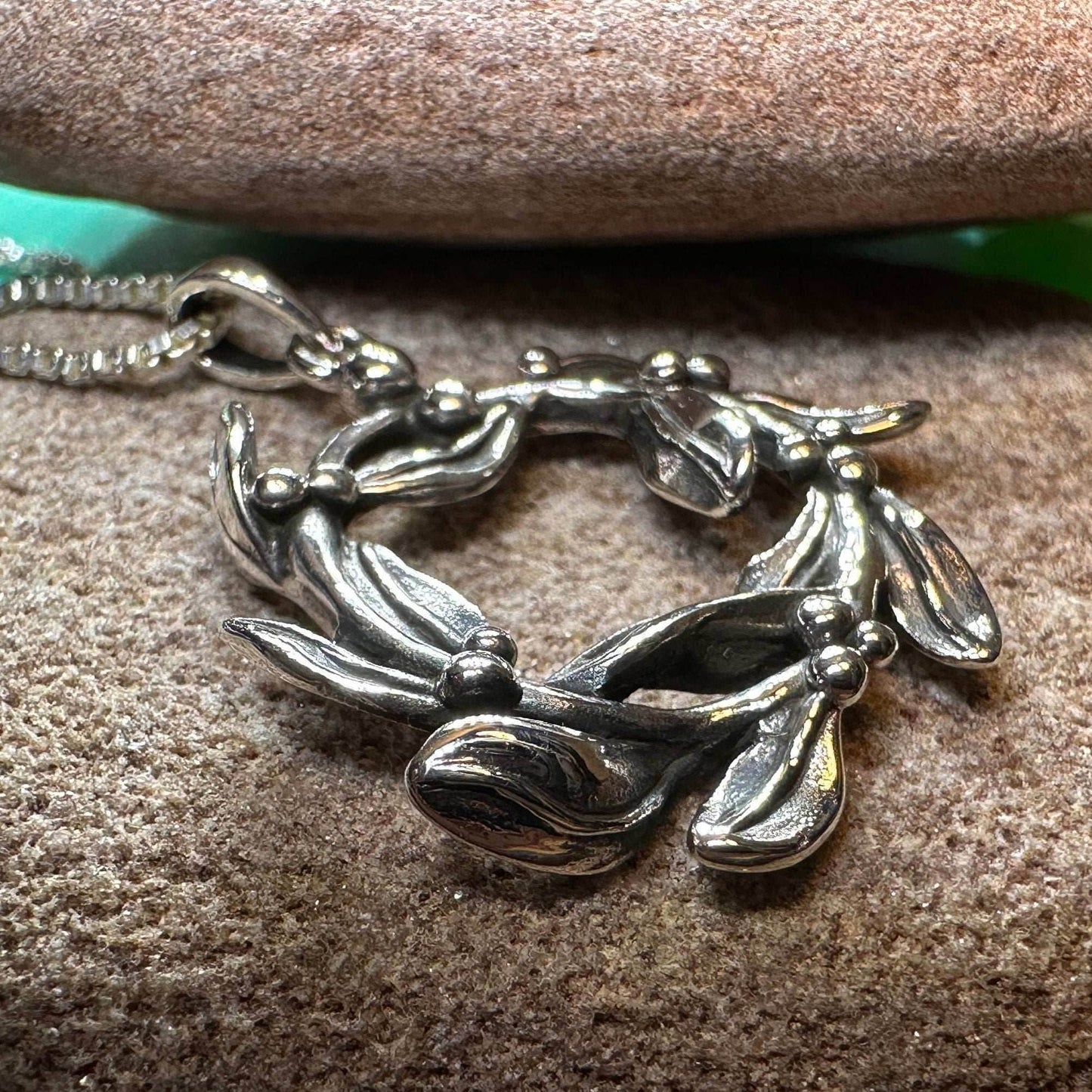 Mistletoe Wreath Necklace - 18