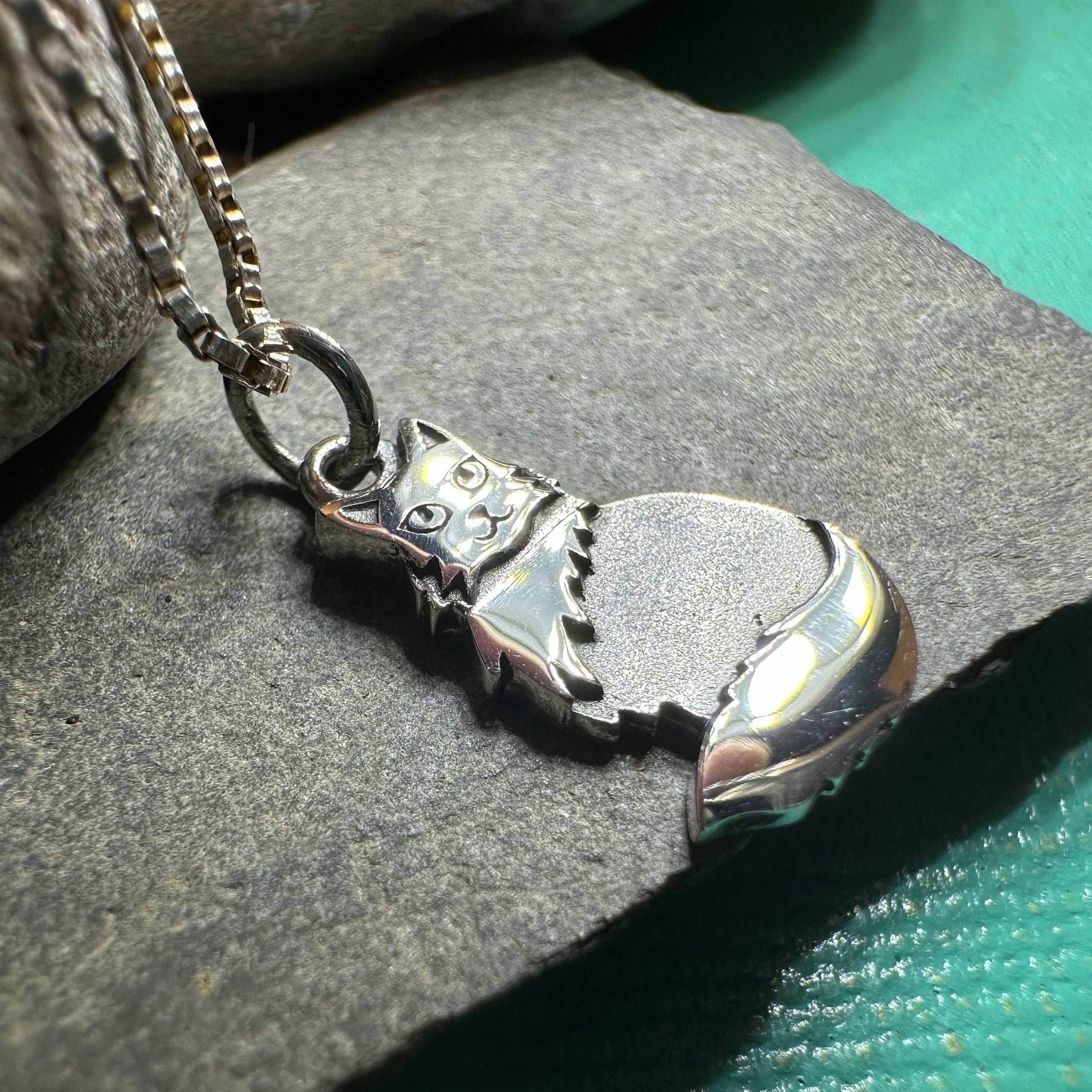 Shaggy Petite Cat Necklace - 18