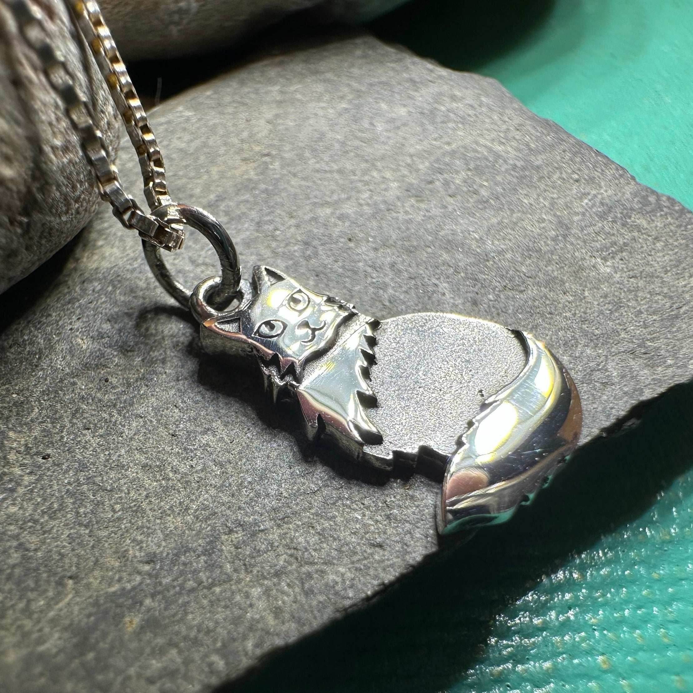 Shaggy Petite Cat Necklace - 18
