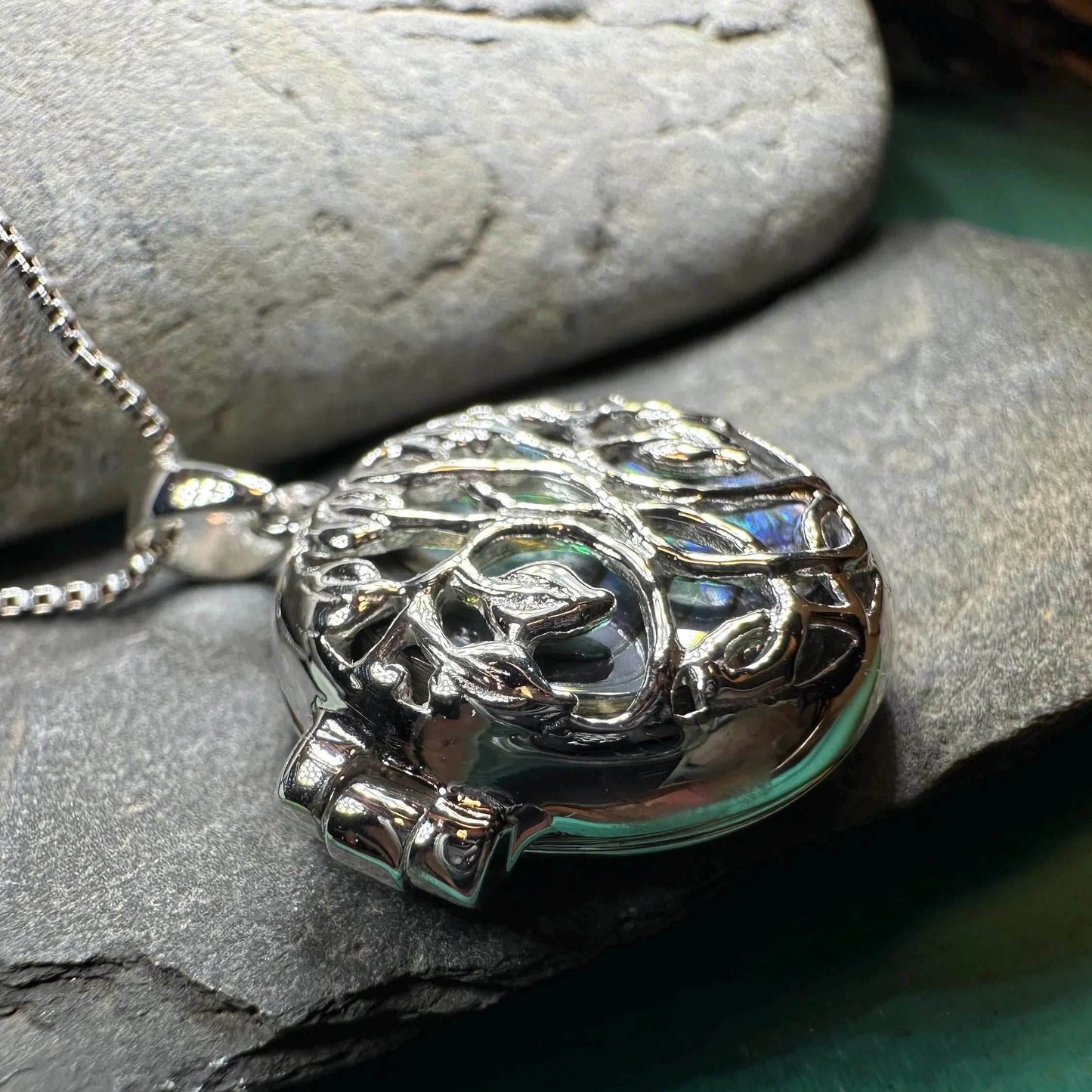 Ceangailte Celtic Tree Locket Necklace - 18 / Mother of pearl