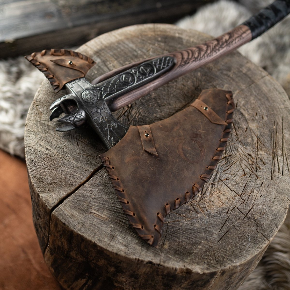 Real Leviathan axe with Glow-in-the-Dar Runes